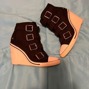 Black, Vera Wang, wedge heel, cool sneakers. 8 1/2 has zipper on the side 😍